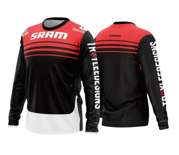 Camisa com logo no peito em destaque e uma estampa grande nas costas que retrata a adrenalina do motocross e trilhas, ideal para fãs desse esporte off-road cheios de energia e estilo.